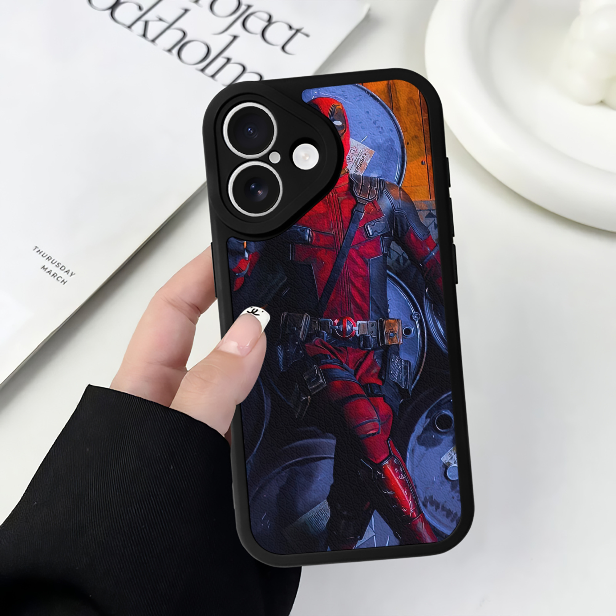 （画像用） Deadpool デッドプール 【iPhone 16シリーズ対応】シリコンスマホケース（レザー調） 材質：シリコン